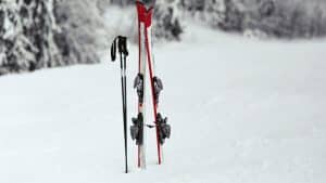 Pack skis, chaussures et bâtons : la clé pour s’équiper facilement et à petit prix